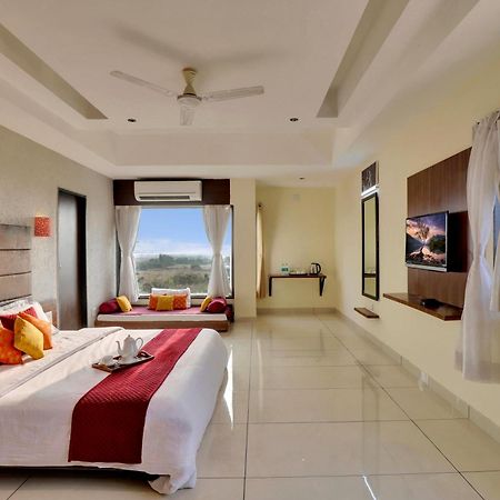 Goverdhan Greens Resort Dwārka Buitenkant foto