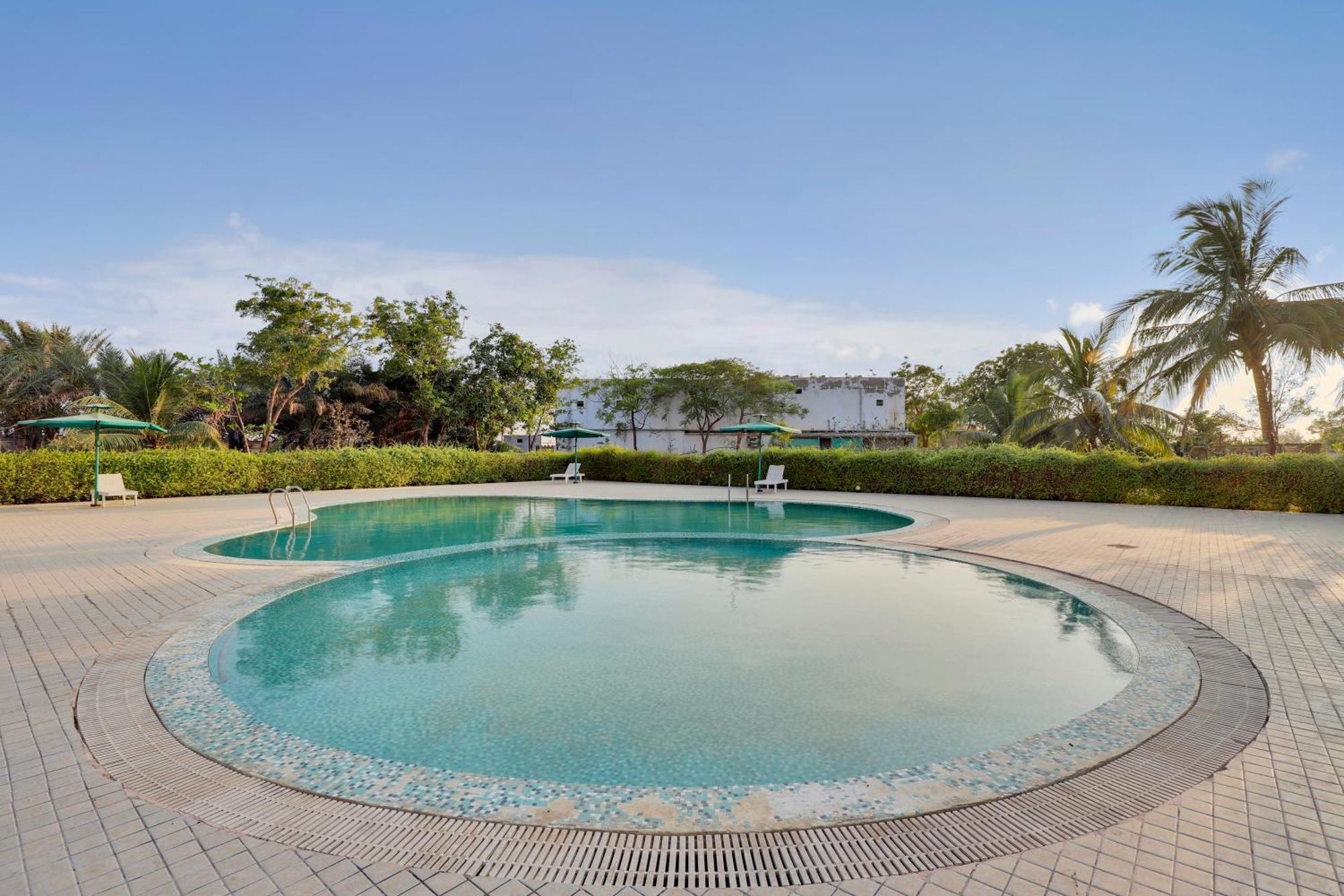 Goverdhan Greens Resort Dwārka Buitenkant foto