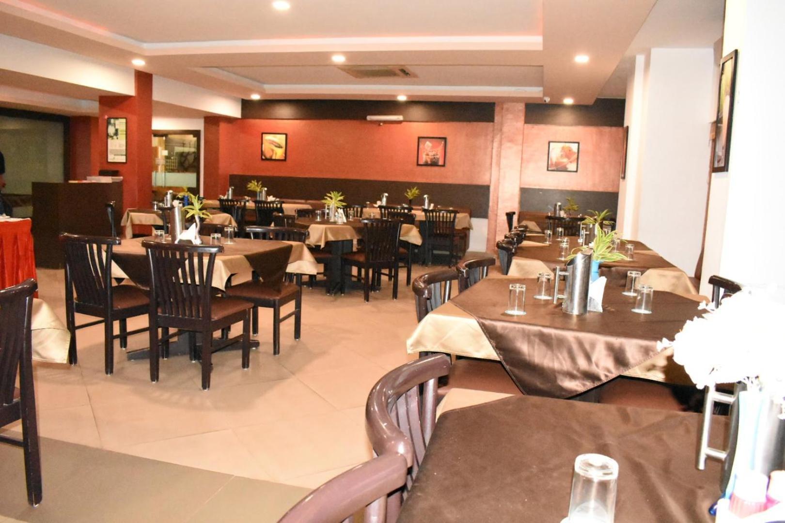 Goverdhan Greens Resort Dwārka Buitenkant foto