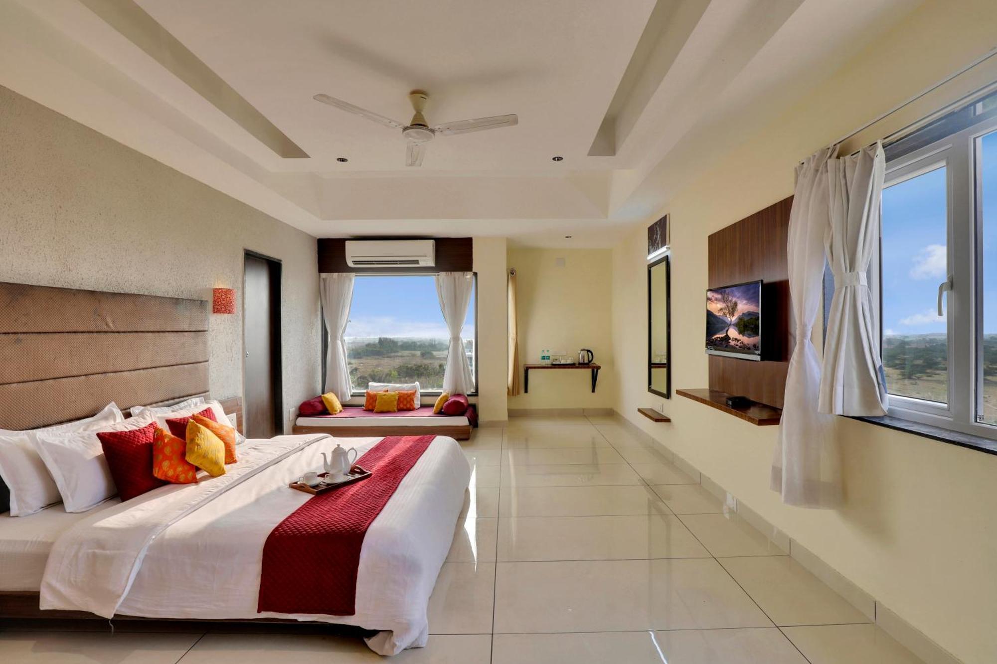 Goverdhan Greens Resort Dwārka Buitenkant foto