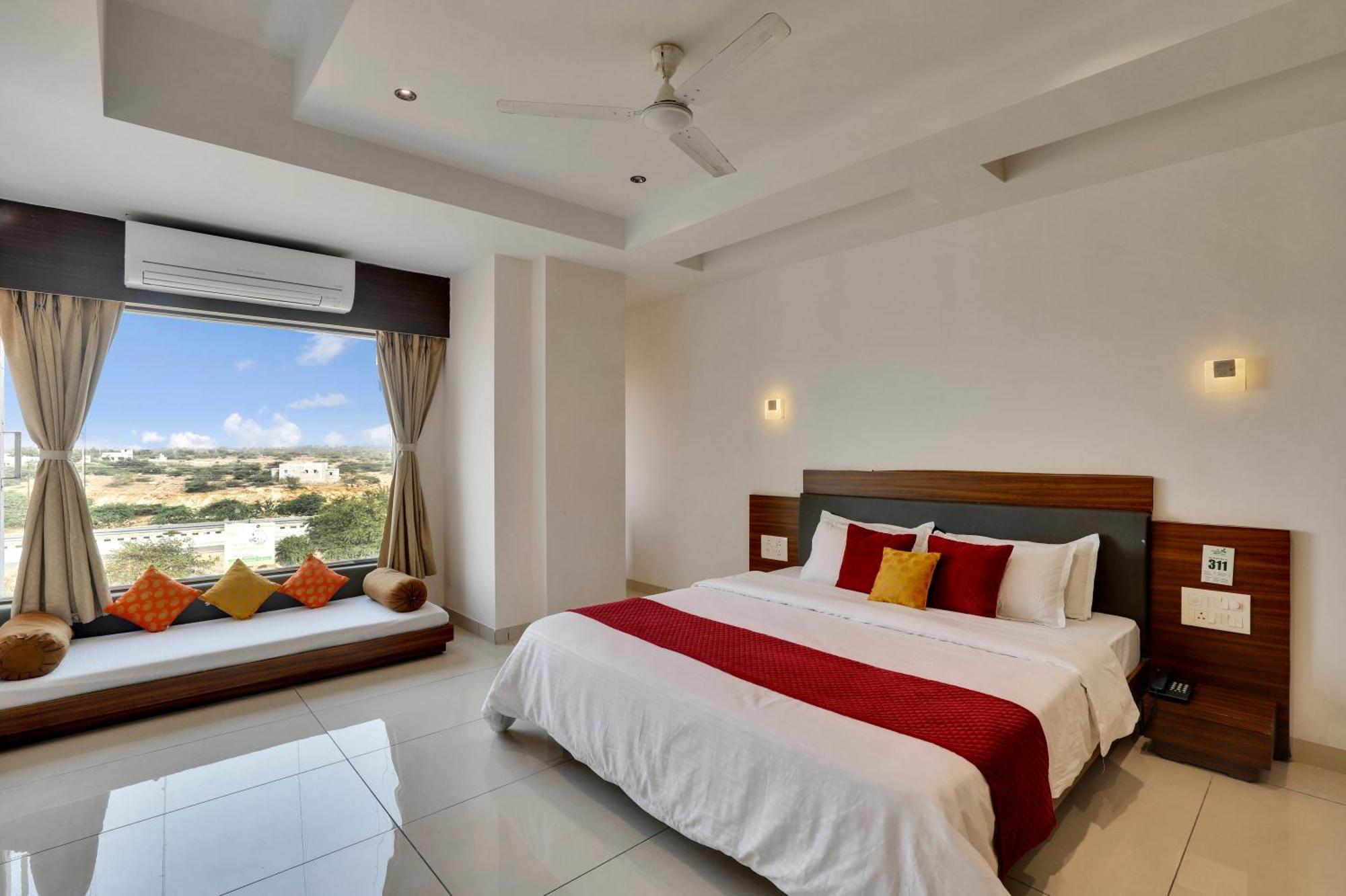 Goverdhan Greens Resort Dwārka Buitenkant foto