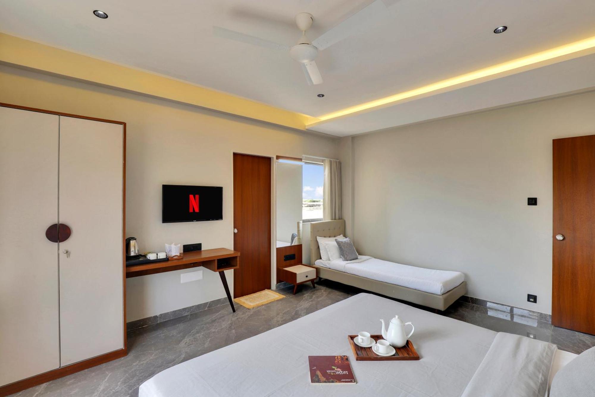 Goverdhan Greens Resort Dwārka Buitenkant foto