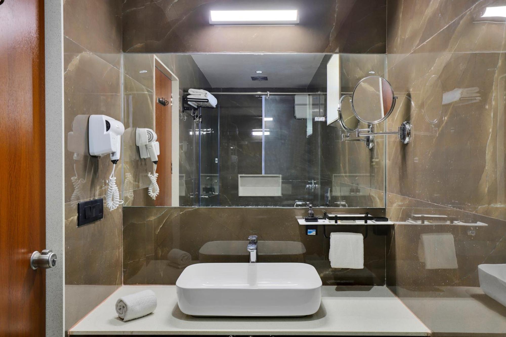 Goverdhan Greens Resort Dwārka Buitenkant foto