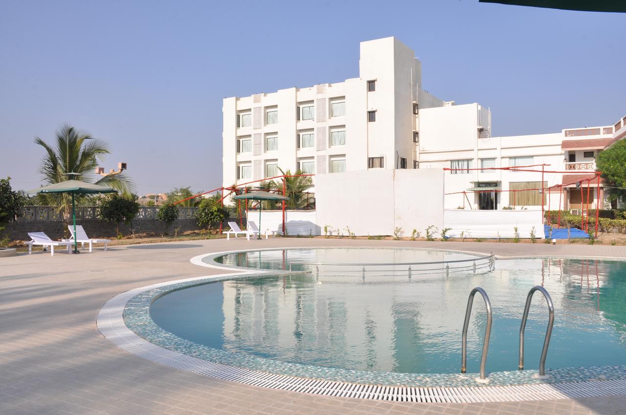 Goverdhan Greens Resort Dwārka Buitenkant foto