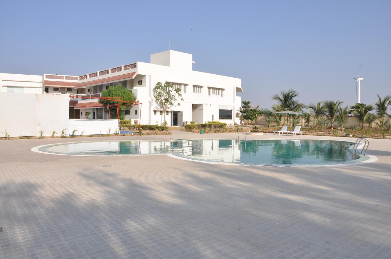 Goverdhan Greens Resort Dwārka Buitenkant foto
