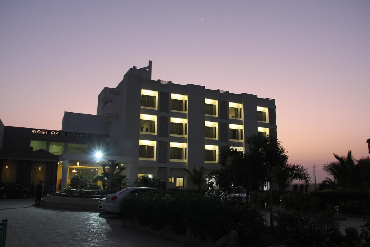 Goverdhan Greens Resort Dwārka Buitenkant foto