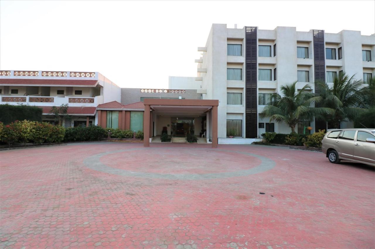 Goverdhan Greens Resort Dwārka Buitenkant foto