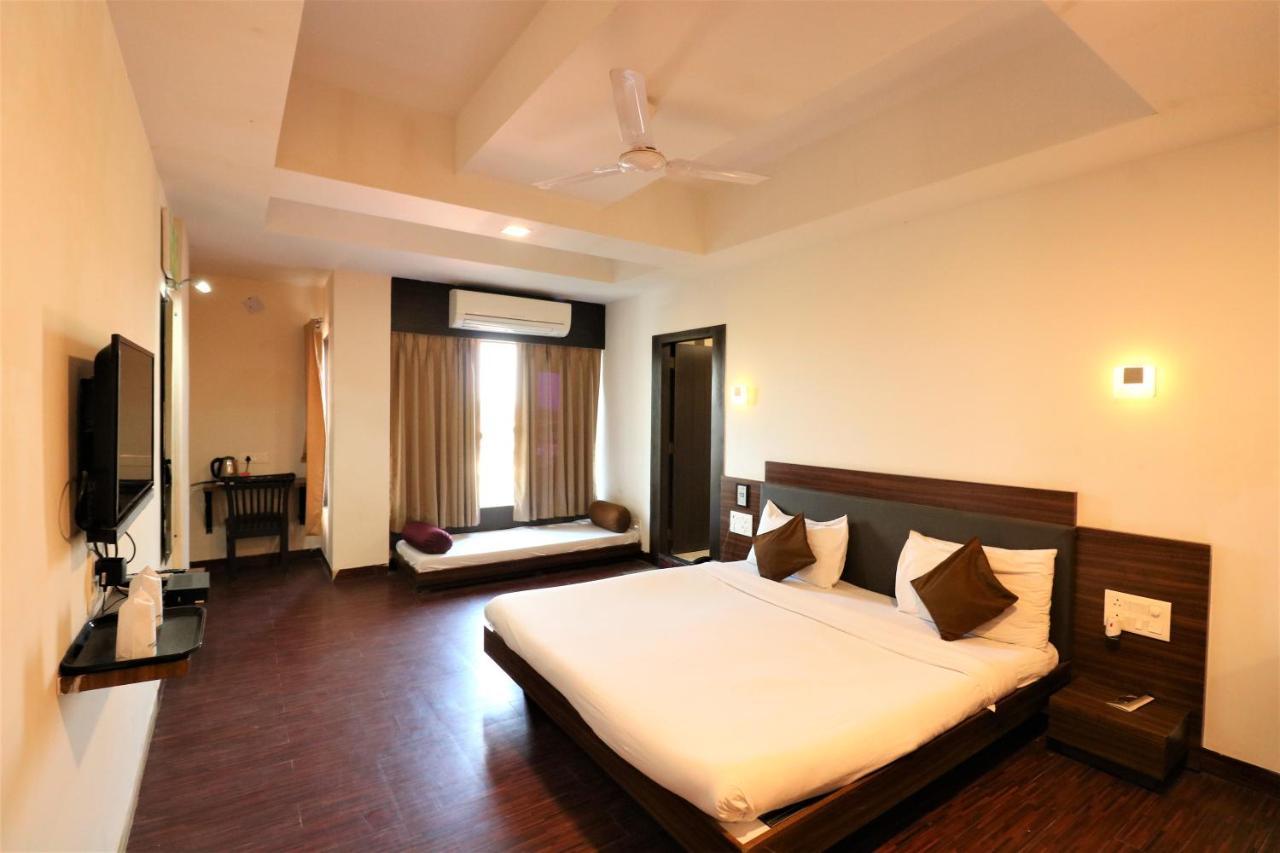 Goverdhan Greens Resort Dwārka Buitenkant foto