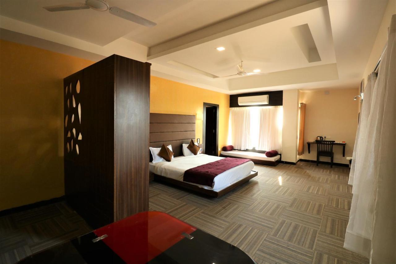 Goverdhan Greens Resort Dwārka Buitenkant foto