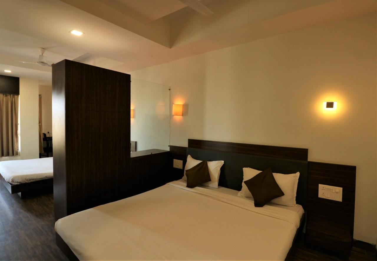 Goverdhan Greens Resort Dwārka Buitenkant foto