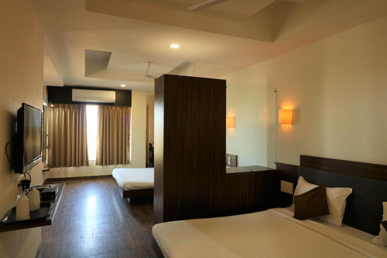 Goverdhan Greens Resort Dwārka Buitenkant foto