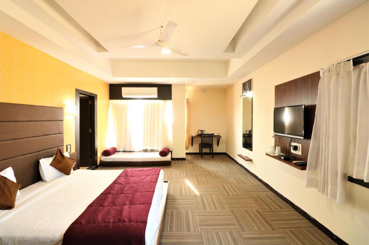 Goverdhan Greens Resort Dwārka Buitenkant foto