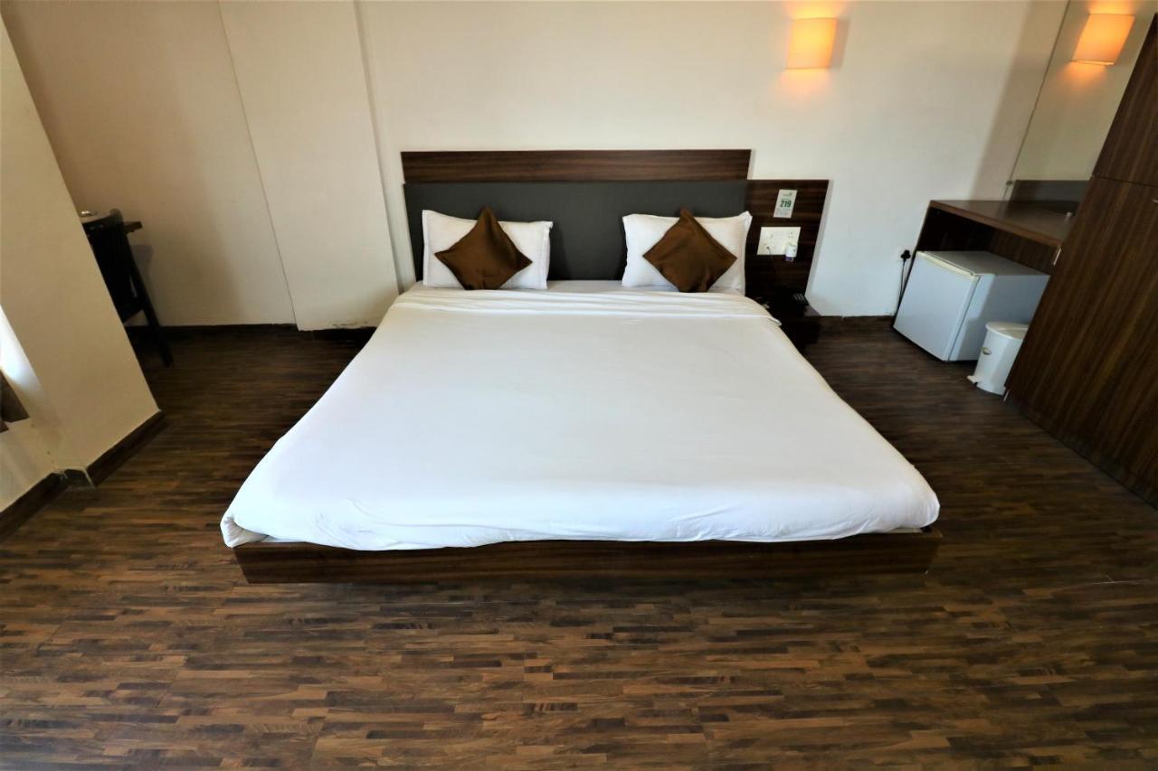 Goverdhan Greens Resort Dwārka Buitenkant foto