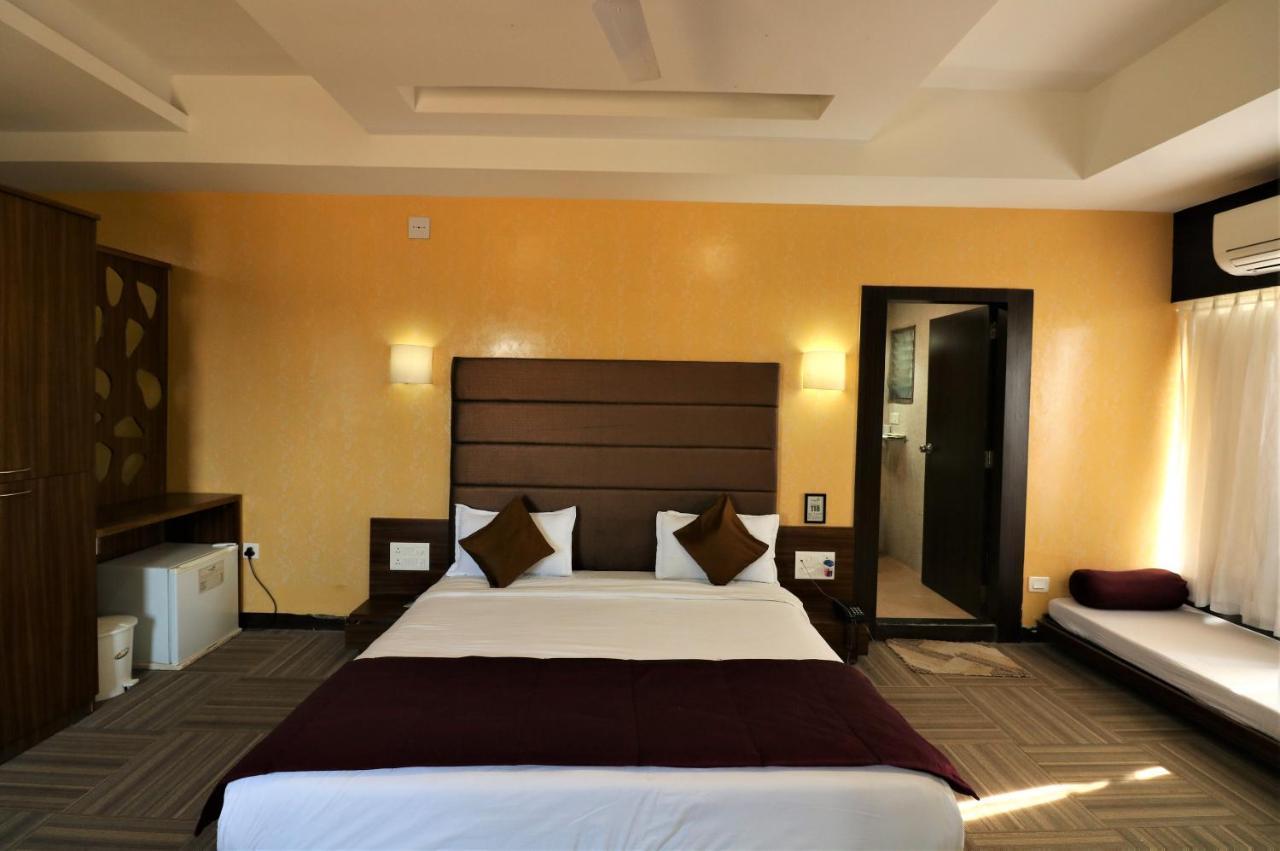 Goverdhan Greens Resort Dwārka Buitenkant foto